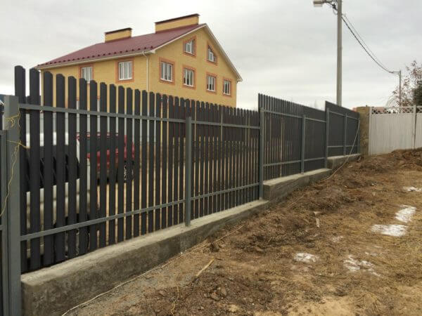 Забор из металлического штакетника